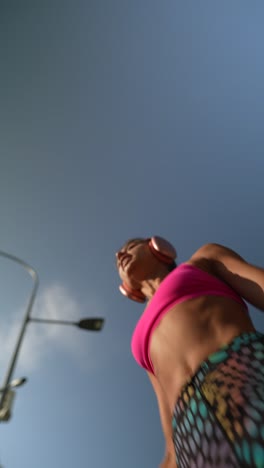 mujer estirándose al aire libre