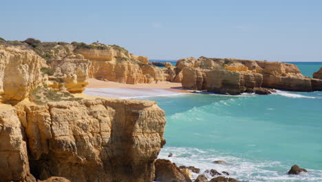 Playa-Y-Formaciones-Rocosas-En-Algarve,-Portugal---Ancho