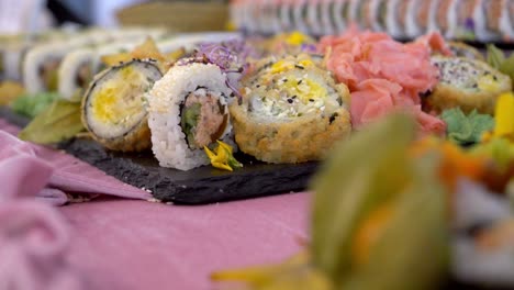 Eine-Nahaufnahme-Eines-Tisches-Mit-Wunderschön-Arrangierten-Sushi-Stücken-Mit-Lachs-Und-Thunfisch