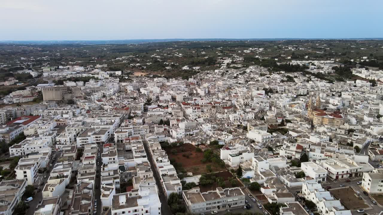 vista panorámica aérea de un pueblo italiano tradicional con edificios blancos