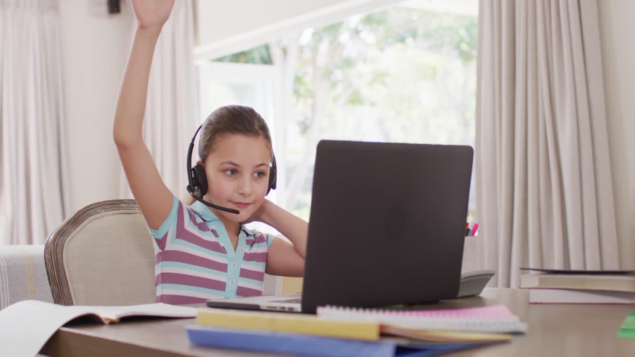 chica caucásica feliz haciendo una videollamada en una computadora portátil