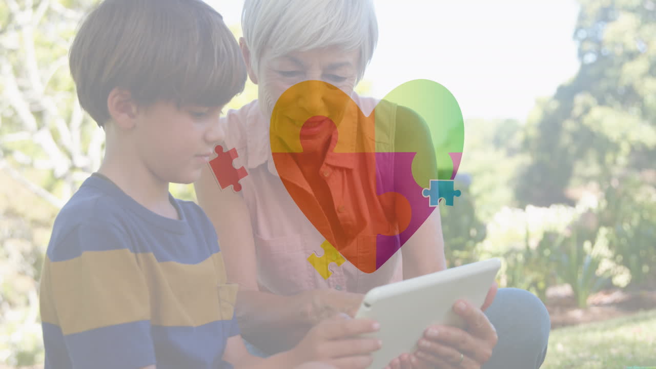 animación de piezas que forman un corazón sobre una mujer caucásica ayudando a un niño a usar una tableta digital