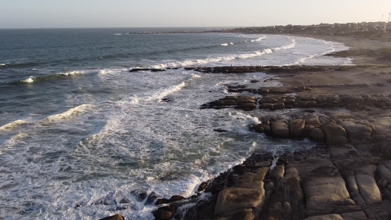 Drone in volo sopra la costa rocciosa di Punta del Diablo in Uruguay.