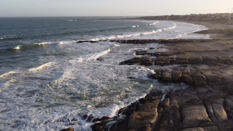 Drone-Volando-Sobre-La-Costa-Rocosa-De-Punta-Del-Diablo-En-Uruguay