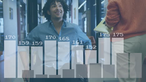 animación del procesamiento de datos sobre diversas personas de negocios que trabajan en la oficina