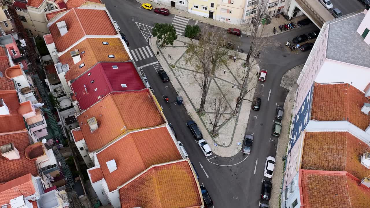 Drone che segue una moto in corsa per le strade di Lisbona.