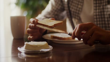 persona comiendo tostadas con mantequilla