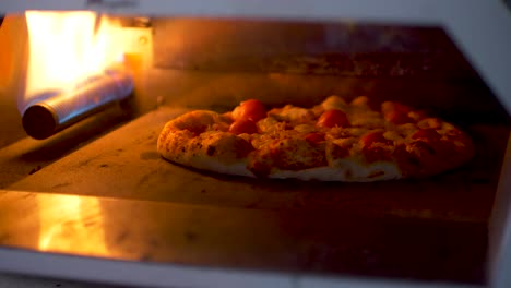 Leckere-Pizza-Im-Italienischen-Stil-Mit-Tomaten,-Die-Im-Gasofen-Gebacken-Werden