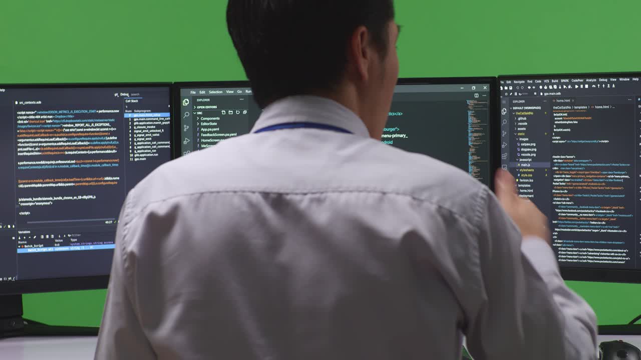 programador trabajando en código