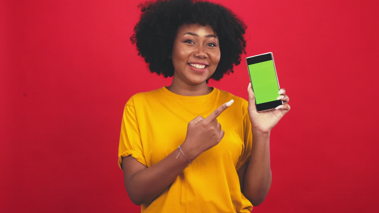 feliz mujer africana sonriente sosteniendo anillo de goma flamenco y disfrutando de sus vacaciones de verano.joven mujer afroamericana aislada en fondo rojo de color en vacaciones con viajes.
