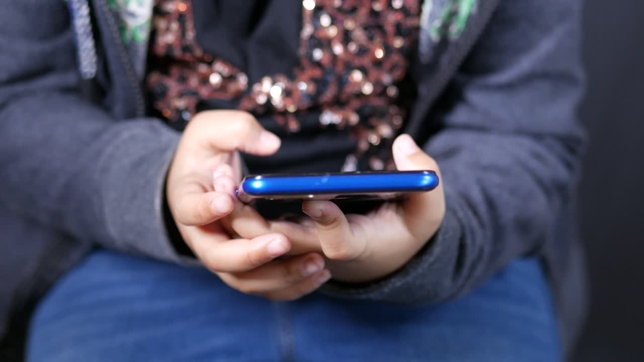 아이가 스마트폰을 사용하고 있습니다.