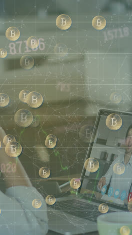 animación de procesamiento de datos, bitcoin y candado de seguridad sobre mujer caucásica usando computadora portátil