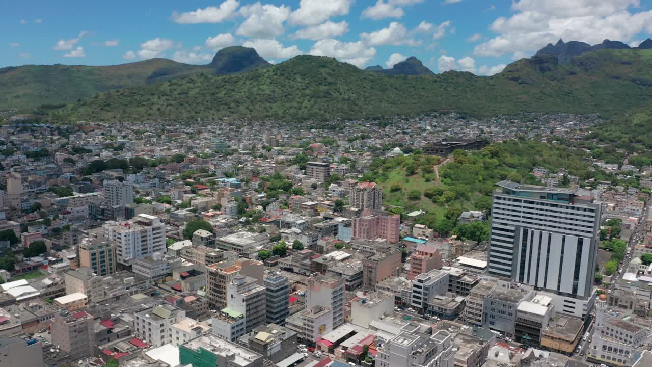 인도양에 있는 도시. 아름다운 이 나는 날에 포트루이스의 공중 풍경. 모리셔스 섬의 수도.