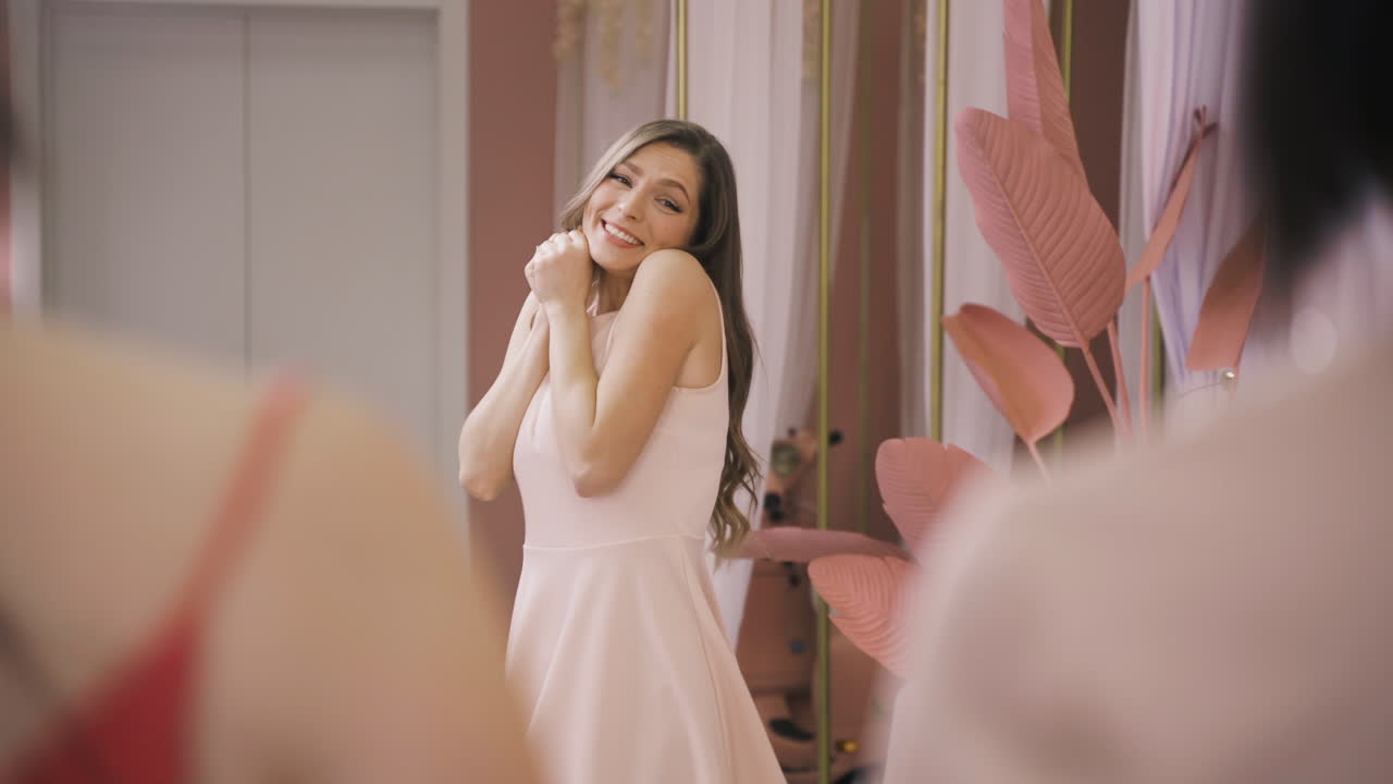 풍선과 머리 장식으로 친구를 기다리는 네 친구의 뒷모습