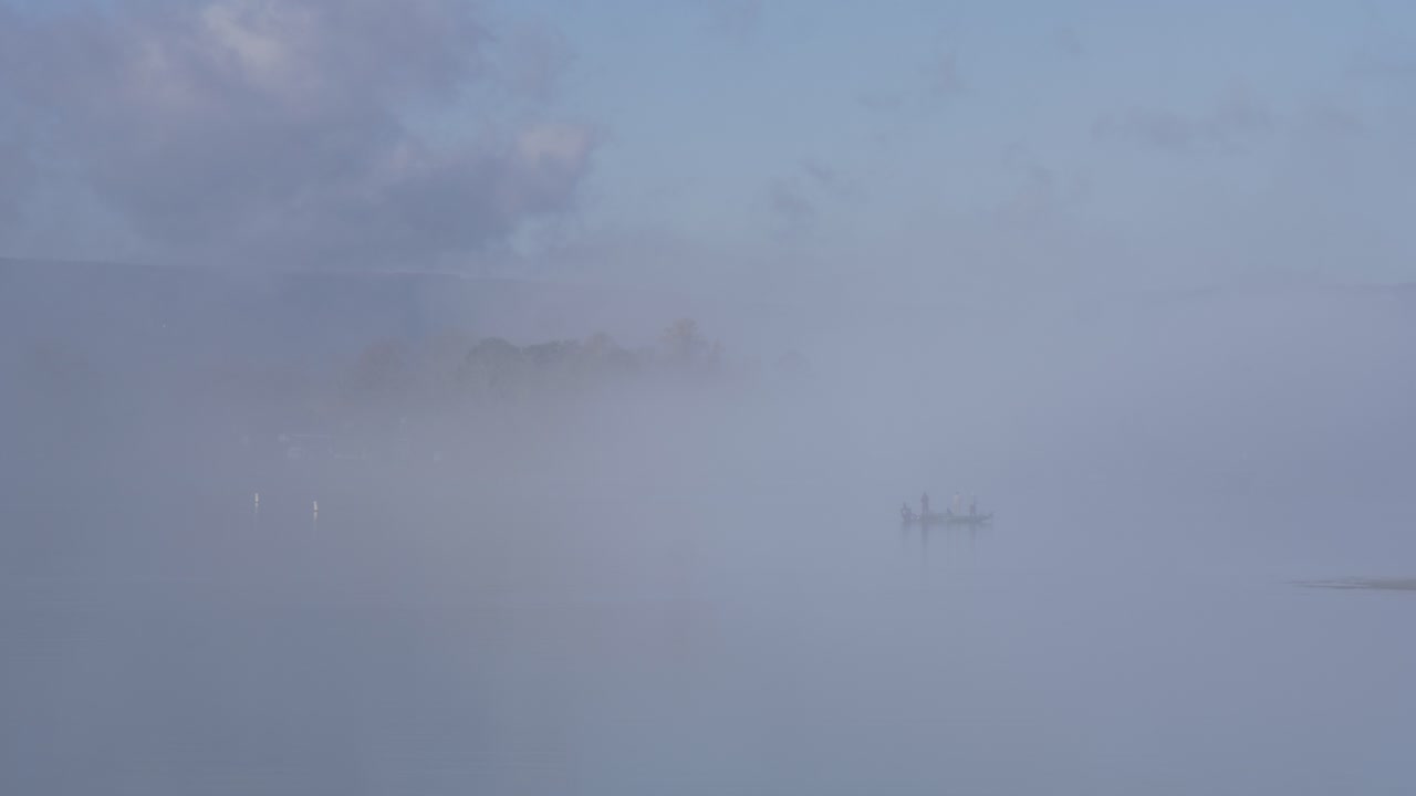 어부의 보트 안개 호수 아침 슬로우 모션