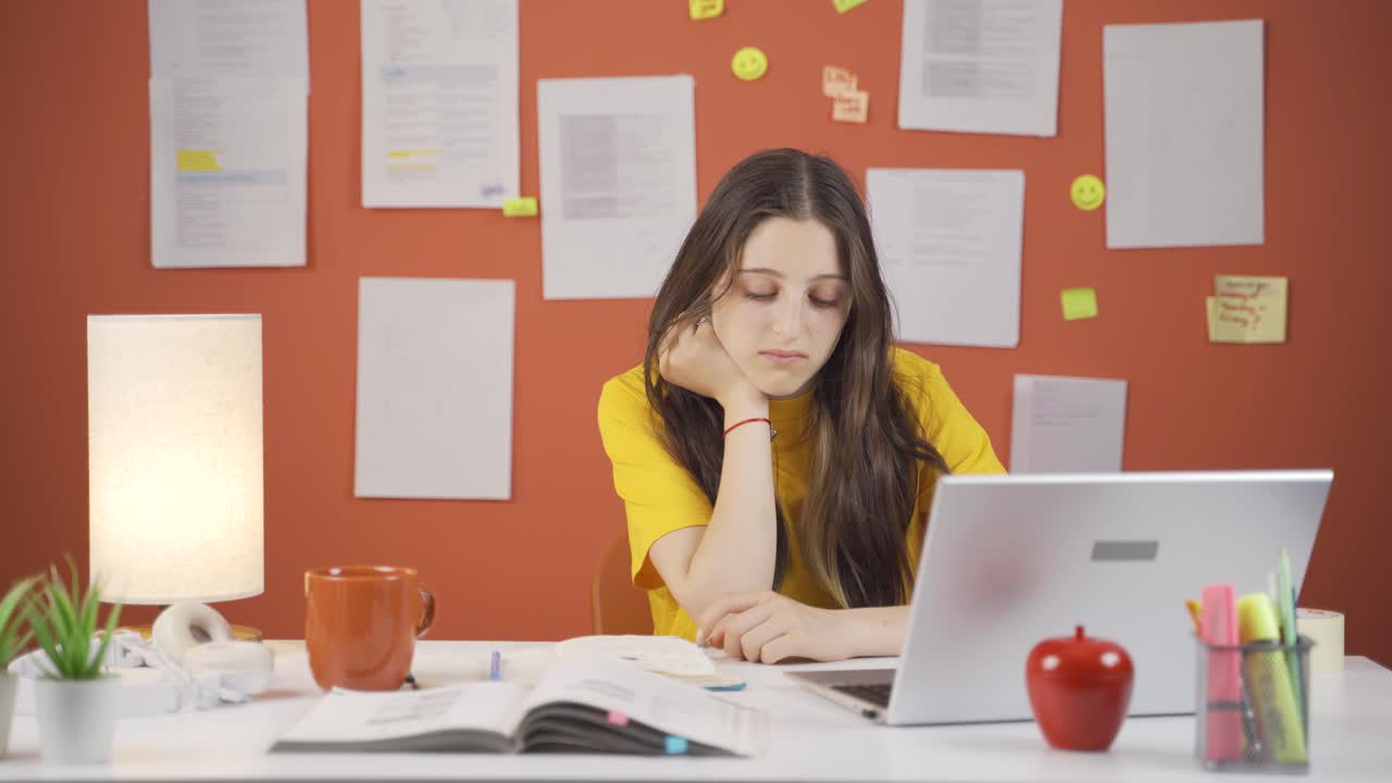 la niña mira a casa con una expresión infeliz.