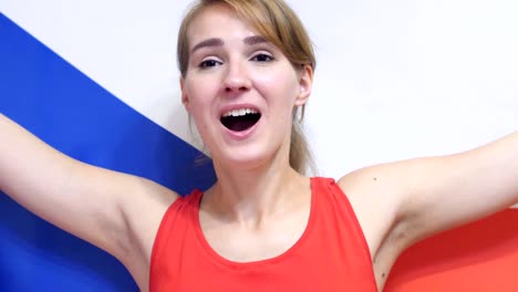 joven checa celebrando mientras sostiene la bandera de la república checa en cámara lenta