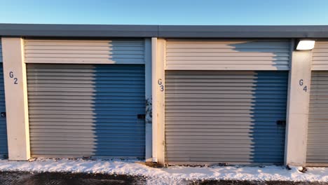 Selbstlager-Garageneinheiten-Während-Des-Wintersonnenuntergangs