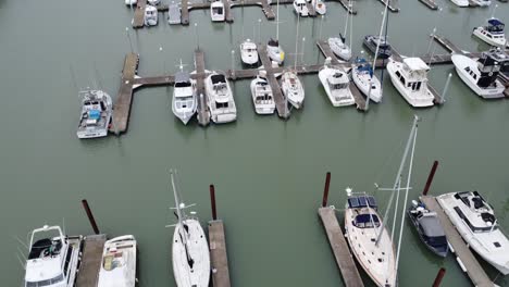 Barcos-Estacionados-En-Puerto-Deportivo-Local-Hd