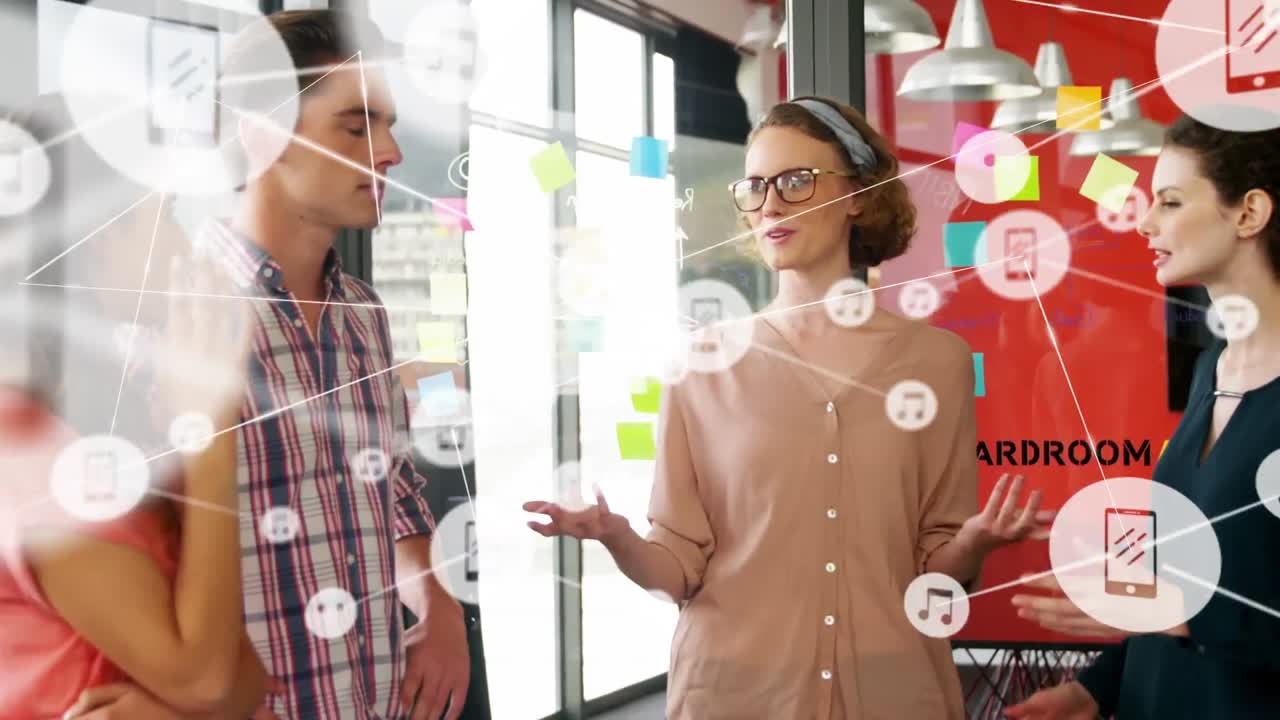animación de la red de conexiones con iconos sobre diversas personas de negocios en la oficina