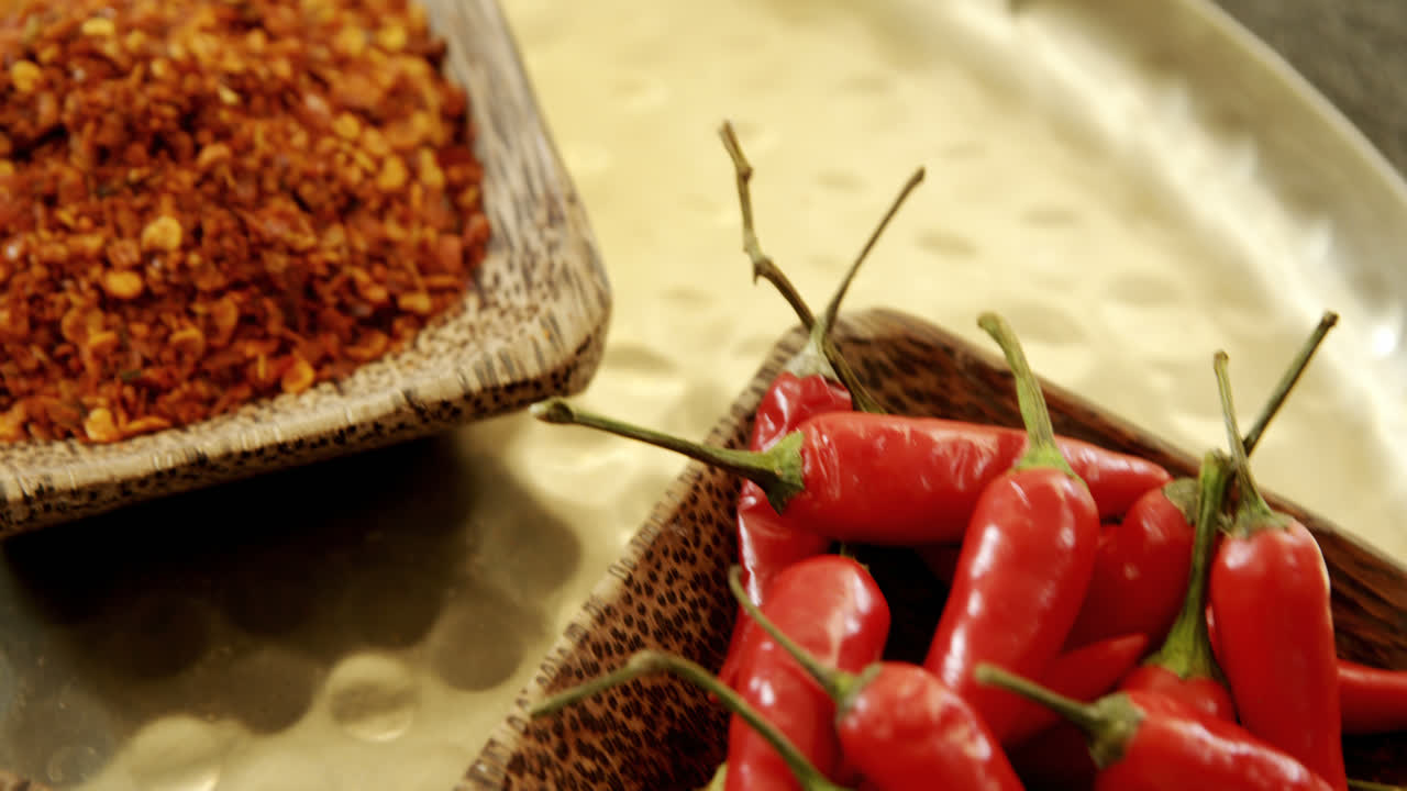 접시 4k 에 있는 여러 가지 향신료