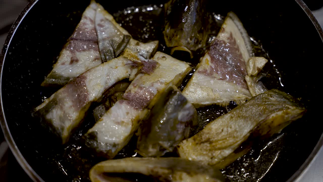 튀기고 있는 신선한 생선의 오버헤드 뷰