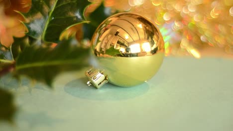 Goldene-Weihnachtskugel-Mit-Stechpalme