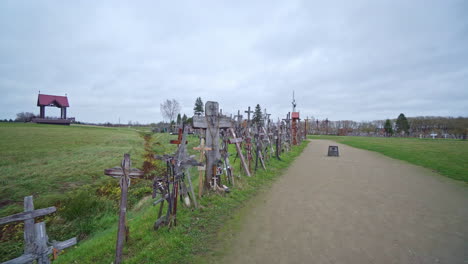 Una-Toma-Suave-De-Una-Serie-De-Cruces-En-La-Colina-De-Las-Cruces-En-Lituania