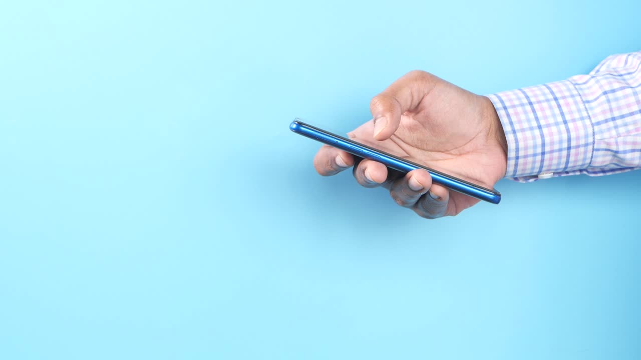 mano con un teléfono inteligente azul