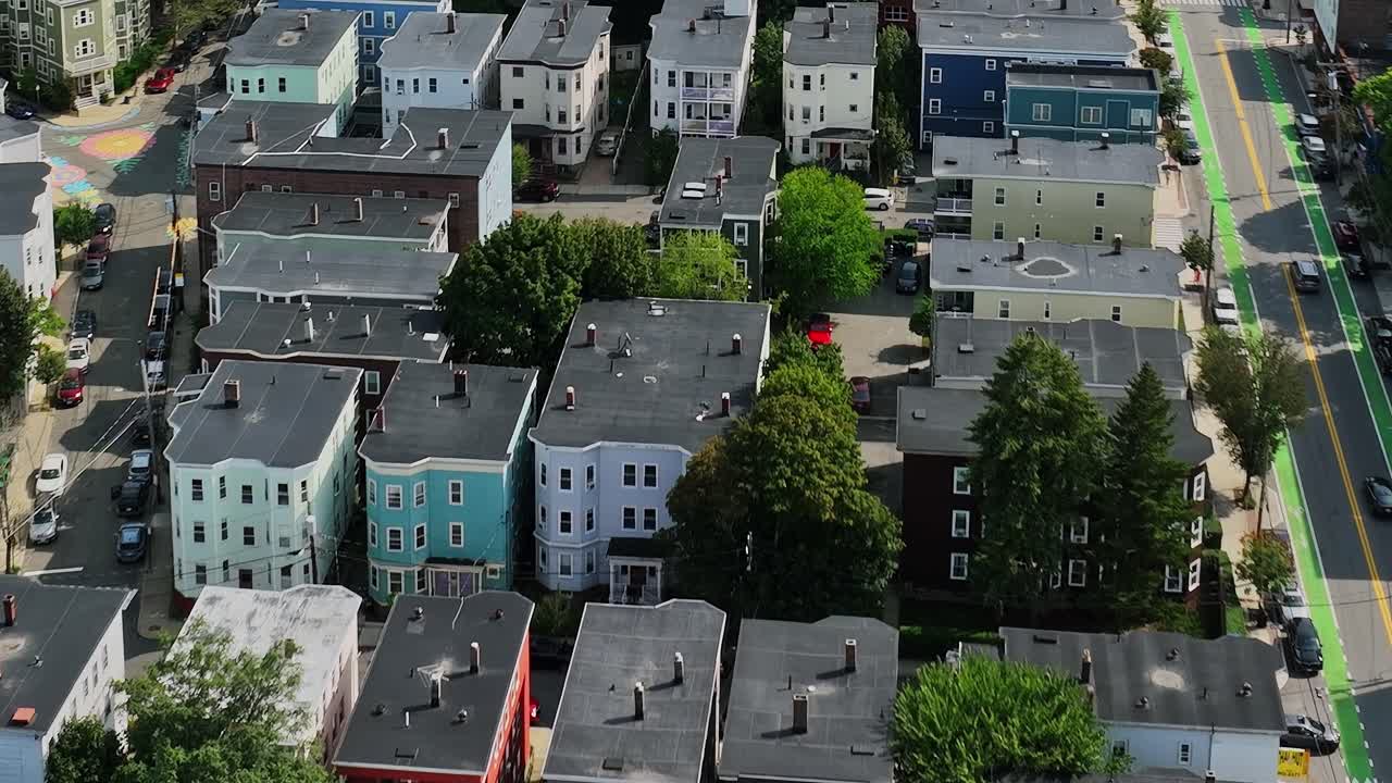 Vista aerea di un quartiere urbano negli Stati Uniti con case e alberi