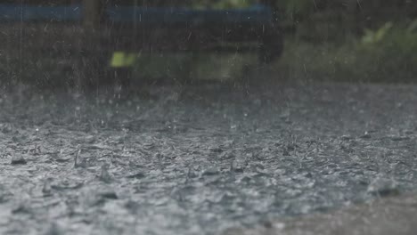 Gotas-De-Lluvia-En-Cámara-Lenta-En-Una-Piscina-Infinita-En-Bali