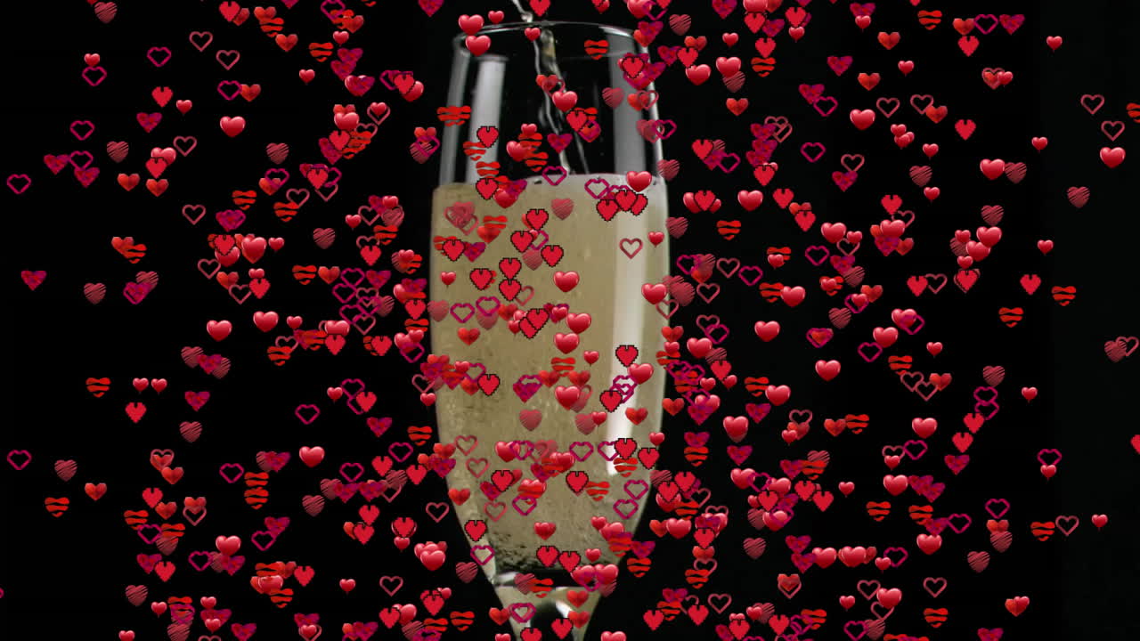 떨어지는 은 심장 애니메이션 위에 떠다니는 거품이 있는 페인 컵