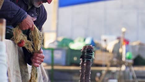 Zeitlupenaufnahme-Eines-Fischers,-Der-In-Puerto-Barbate-Seine-Fischernetze-Einzieht