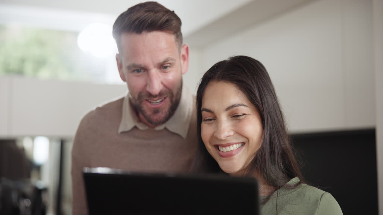 tableta, onda y llamada de video con un interracial