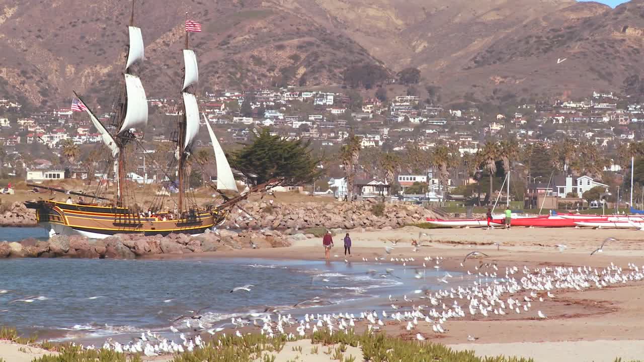 키가 큰 마스터 스쿠너가 벤추라 하버 2로 항해합니다.