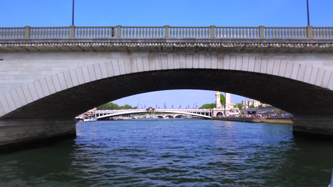 파리의 세느 강을 따라 바또 무슈 리버보트에서 바라보는 관점