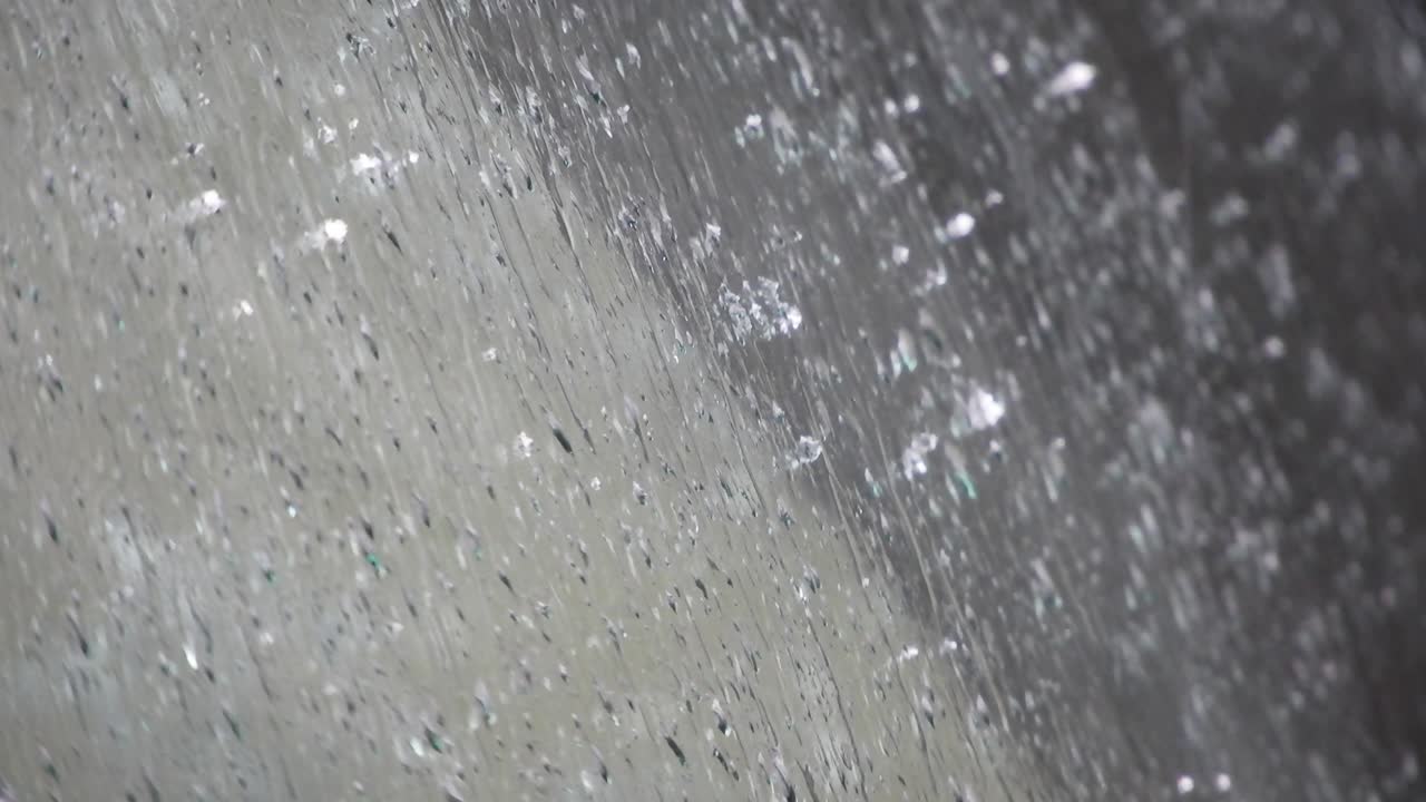 비 오는 날 깨끗한 표면에 물이 쏟아져 내리는 회색