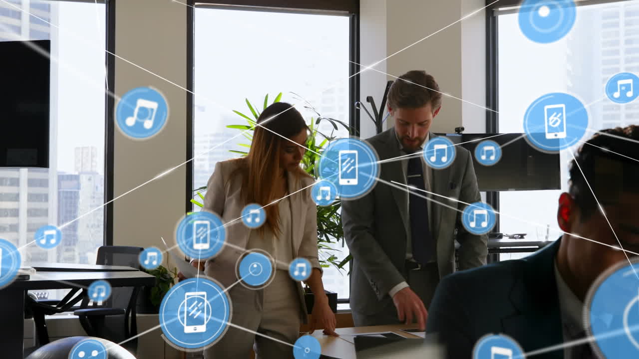 animación de la red de conexiones con iconos sobre diversas personas de negocios hablando en la oficina