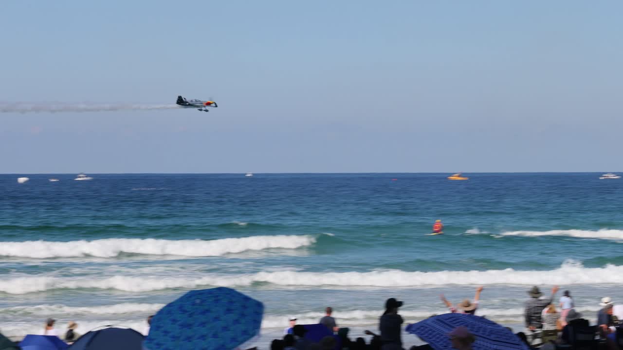 헬리터가 비는 해변 위에서 스턴트를 하고 있다