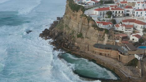 Drone-Shot-of-the-Praia-das-Azenhas-do-Mar-and-the-Atlantic-Ocean,-in-Lisbon-,-Portugal