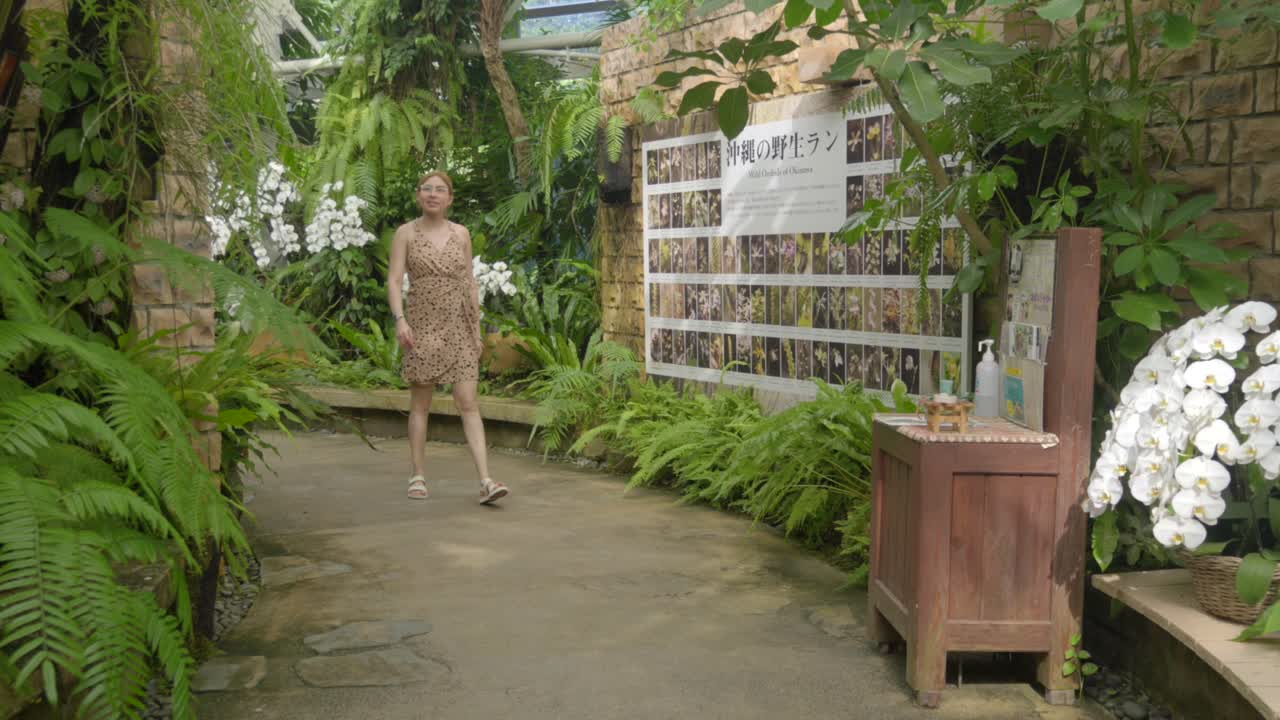 젊은 라틴어 아름다운 관광객이 열대 꿈 센터에 도착 오키나와 현 나하 일본 정원 온실 오키다 꽃