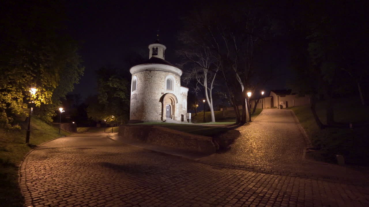 la rotonda de san martín en el parque vysehrad por la noche, praga, chequia, bloqueo