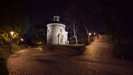 Die-Rotunde-Des-Heiligen-Martin-Im-Vysehrad-Park-Bei-Nacht,-Prag,-Tschechien,-Sperrung