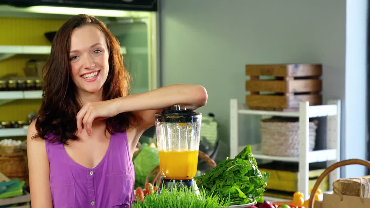 mujer de pie en el mostrador de jugos