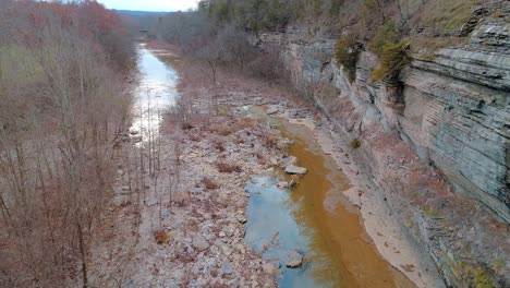 Toma-Aérea-Descendiendo-Debajo-De-Nosotros-127-Puente-Norte-Sobre-Cedar-Creek-En-Monterey-Kentucky-Paisaje-De-Otoño-Al-Atardecer