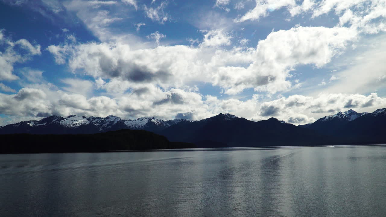 panorama sereno del lago manapouri, nueva zelanda desde un crucero