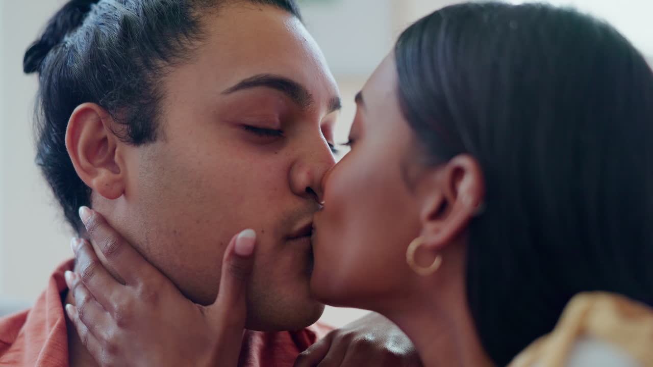 Volto, coppia e bacio in casa per amore