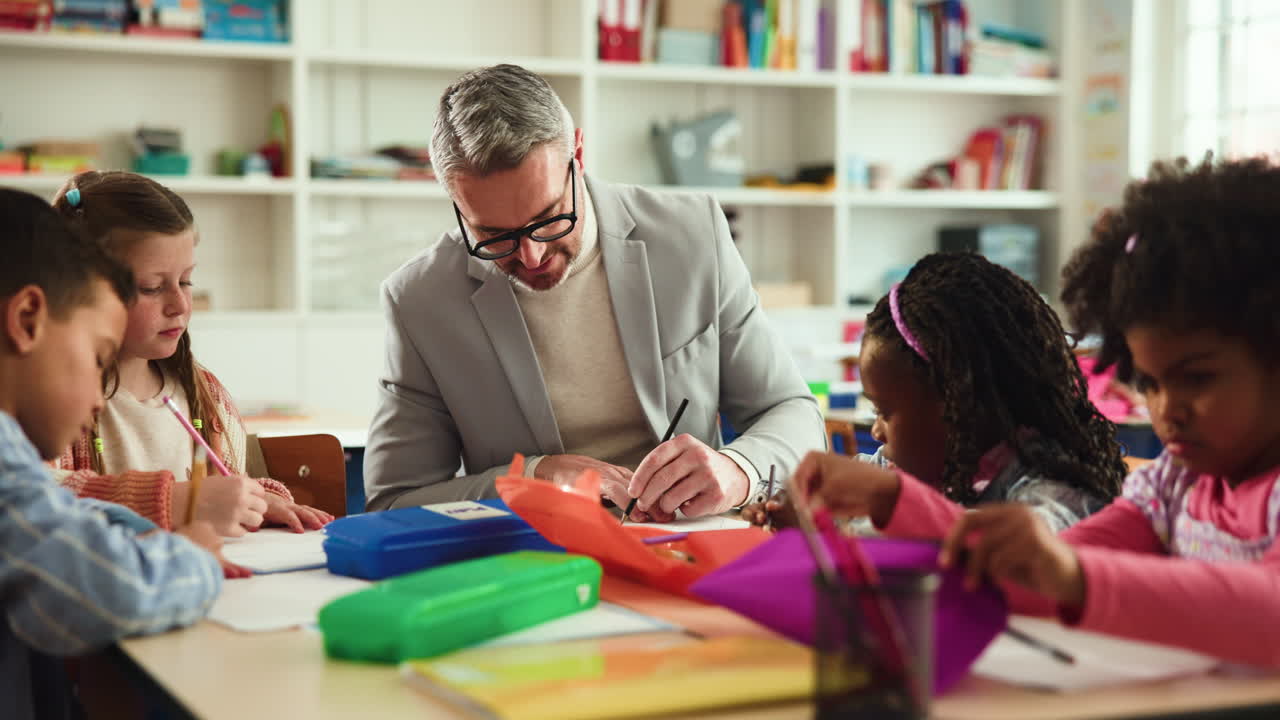 Profesor guiando a los estudiantes en un aula.