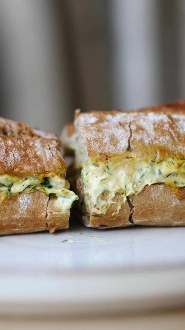 Panino baguette appena preparato, tagliato a metà su un piatto