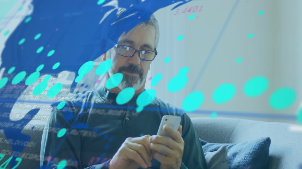 usando un teléfono inteligente, un hombre sentado en el sofá con una animación de procesamiento de datos sobre él